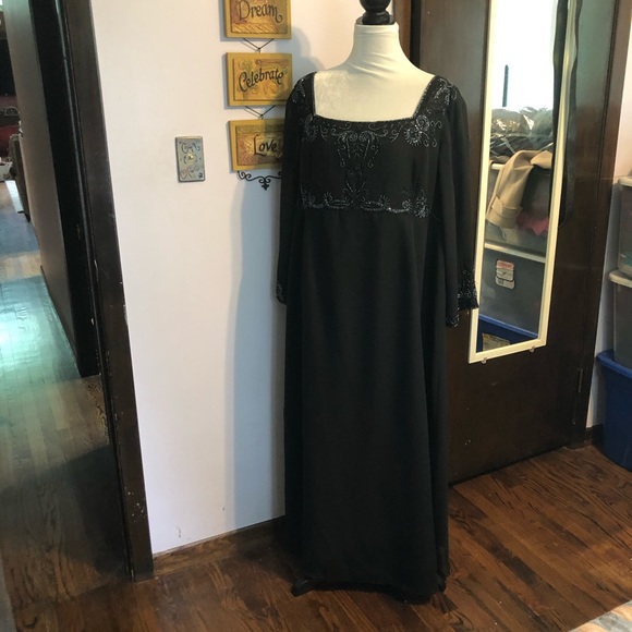 Black gown - Picture 4 of 12